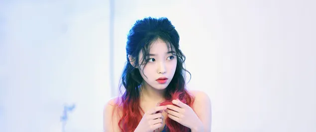 黒ピンクと赤のモデルの髪の韓国の歌手IUの側面図のポーズ