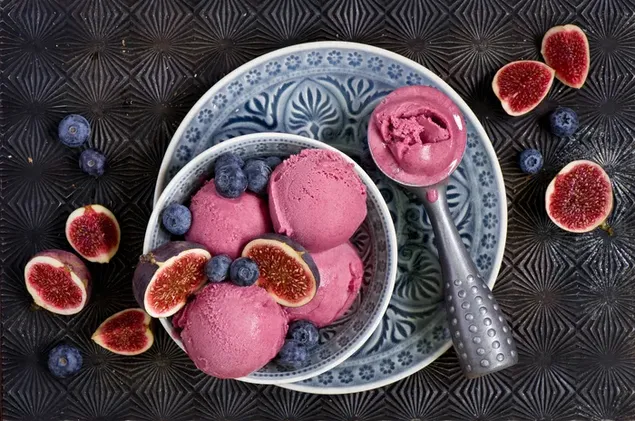 Helado rosa - Sabor a arándanos e higos en un plato redondo con bola de helado