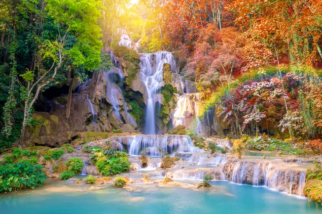 Herbstlicher felsiger Wasserfall herunterladen