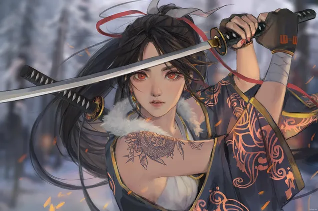 Hermosa chica anime samurai con cabello largo y oscuro, tatuajes, ojos rojos frente al fondo borroso del bosque