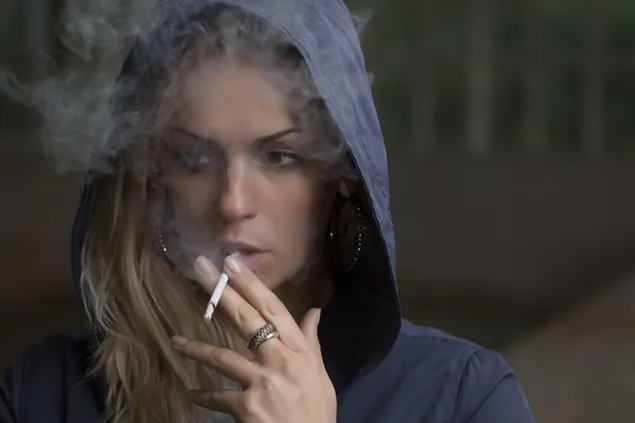 hermosa mujer que fuma