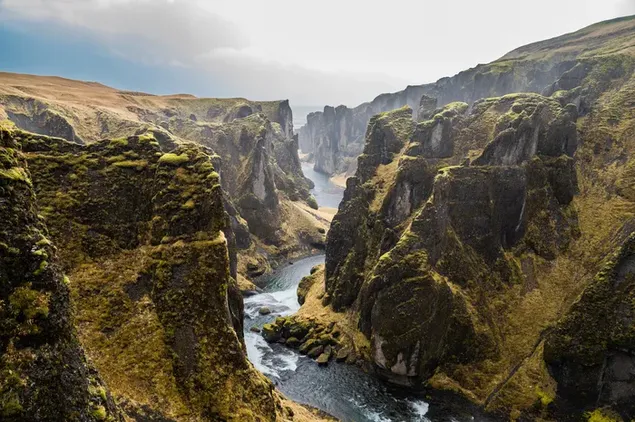 Hermosa vista del agua que fluye a través del cañón en tiempo nublado descargar