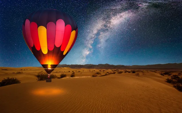 Heteluchtballon op woestijnnacht