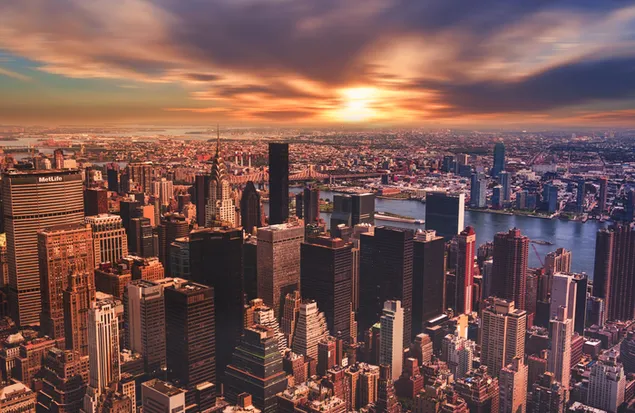 Hoëhoek-aansig van stadsbeeld teen bewolkte lug - New York City aflaai