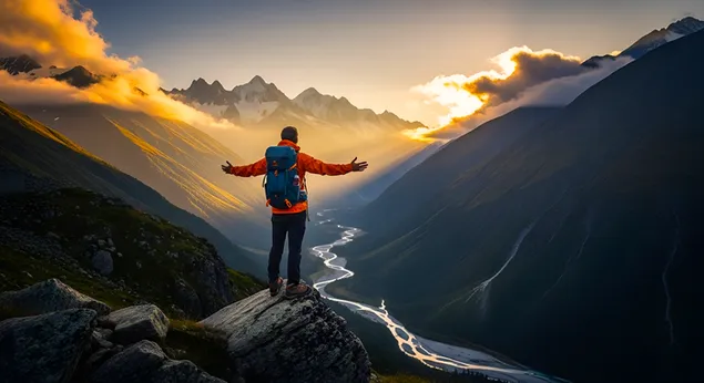 登山者在山顶：山谷和河流的金色日落 4K 壁纸