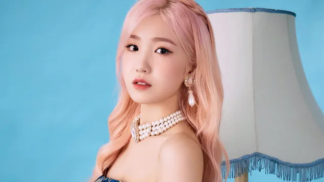 Hitomi dalam 'Bloom*Iz' MV Shoot (2020) daripada IZ*ONE (Kugiran K-Pop) 4K kertas dinding