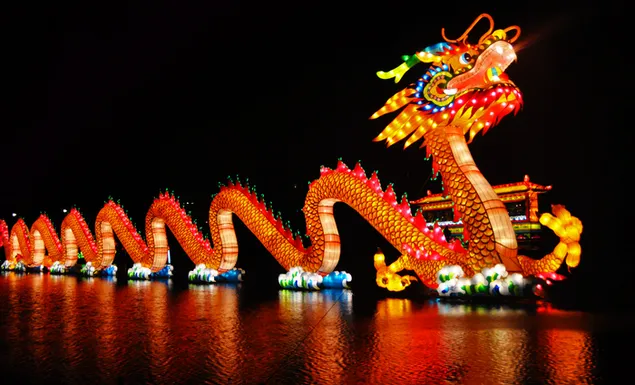 Hoge draak gebruikt in Chinese nieuwjaarsvieringen versierd met kleurrijke lichten