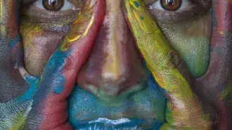 Holi Festival - Gezicht met kleurrijke verf 4K achtergrond