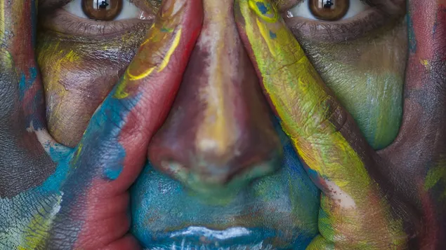 灑紅節 - 臉上塗著五顏六色的油漆 4K 壁紙