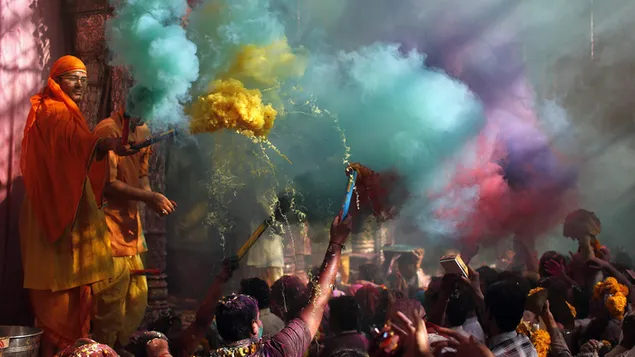 Holi festival manos arriba puntiagudas con colores en la calle india