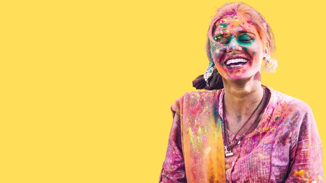 Holi Festival, mulher indiana sorridente coberta com pó colorido 4K papel de parede