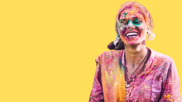 ホーリー祭、カラフルな粉で覆われた笑顔のインドの女性