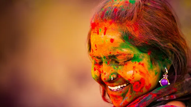 Holi Festival, kvindens ansigt malet med forskellige farver 4K tapet
