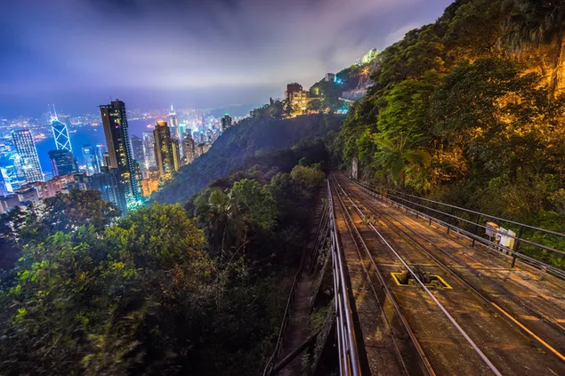 Hong Kong-stad en het bospad