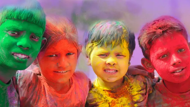 ホーリー祭で楽しんでいる子供たち-緑、オレンジ、黄色、赤