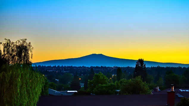 Tapeta Silueta horizontu s pulzující oblohou nad vzdálenými vrcholy 2K