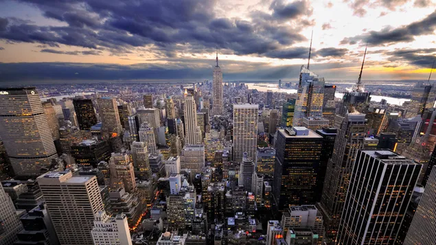 Horizonte de los edificios de New York City en un día nublado