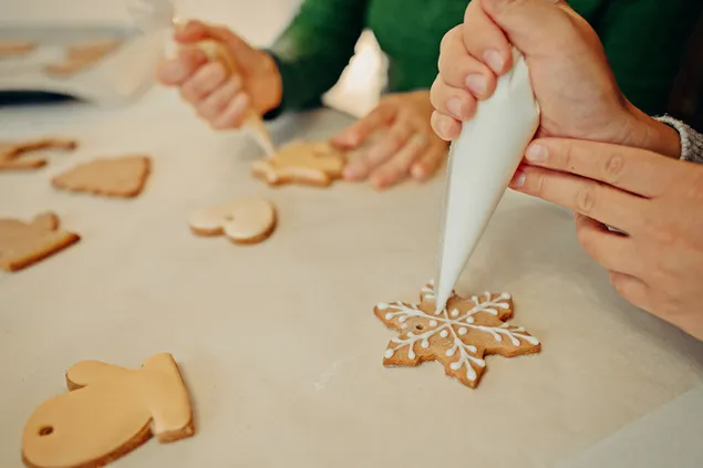 Hornear y decorar galletas para Navidad.