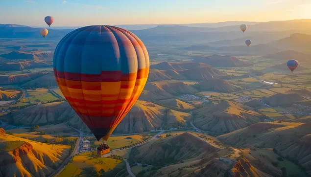 日落时分，热气球翱翔在金色山丘上 4K 壁纸