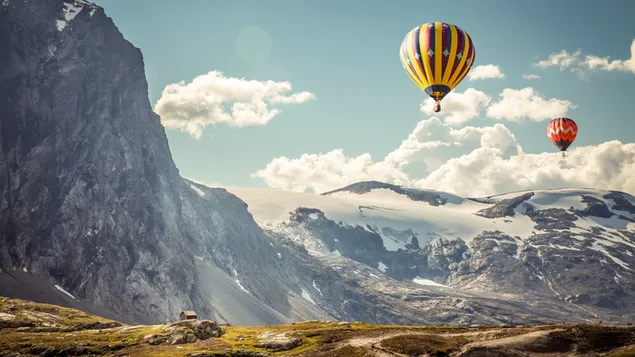 Balon Udara Panas dan pegunungan 4K wallpaper