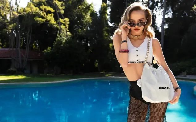 ホットでセクシーなモデル、女優のリリー＝ローズ・デップがシャネルの衣装を着てプールをバックに 4K 壁紙