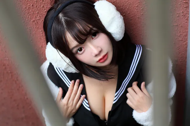 性感的亞洲女人，有著大膽的乳溝 2K 壁紙