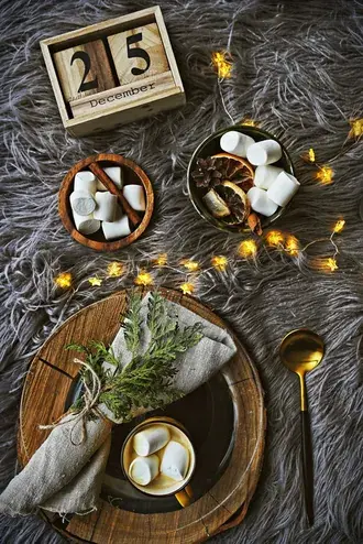 Tapeta Hot Choco a Marshmallow a vianočné svetlá na zahriatie sviatkov 2K