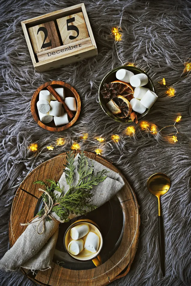Tatilleri ısıtmak için Hot Choco ve Marshmallow ve Noel ışıkları 2K duvar kağıdı