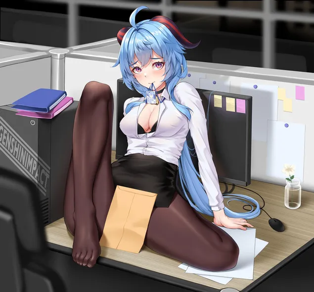オフィスのテーブルに座っている熱い女の子ガニュ | 写真 原神 2K 壁紙