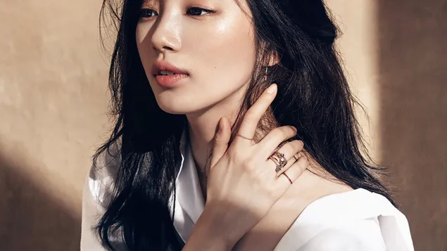 Žhavá korejská herečka Bae Suzy stáhnout