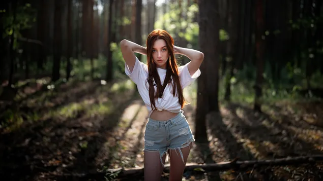 zhava mala divka v lese stahnout