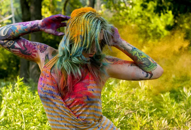 陶醉于洒红节色彩的辣妹 2K 壁纸