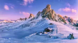 maison sur la montagne d'hiver au coucher du soleil telechargement
