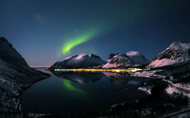 Casas junto al lago en el paisaje de la aurora boreal por la noche 2K fondo de pantalla