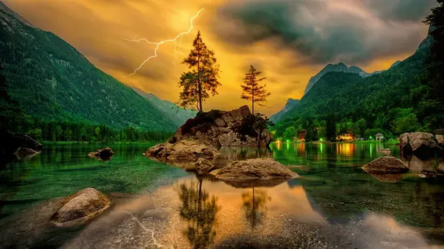 湖の上の岩、木々、山々にかかる嵐の雲 ダウンロード