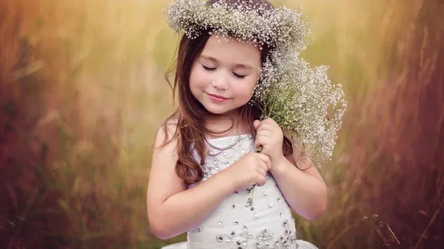花の冠を持つ白いドレスのかわいい女の子の背景の焦点が合っていない写真 ダウンロード