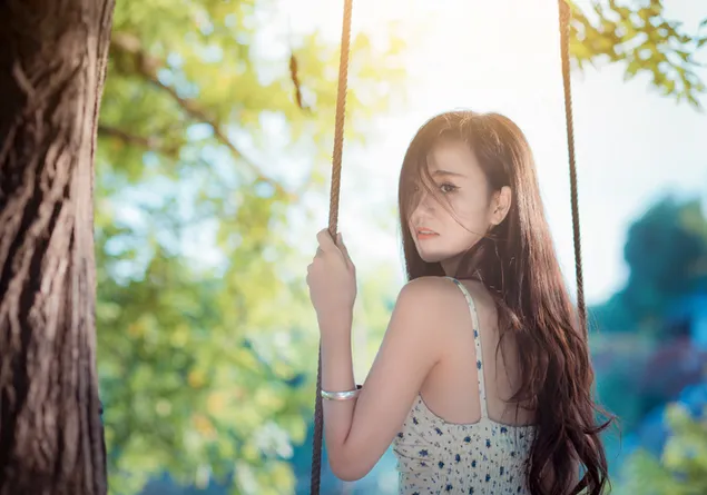 Hübsche asiatische Mädchenseitenansichtphotographie