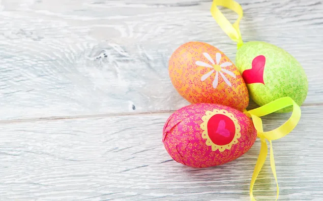 Huevo de Pascua de tres colores en un tablón de madera