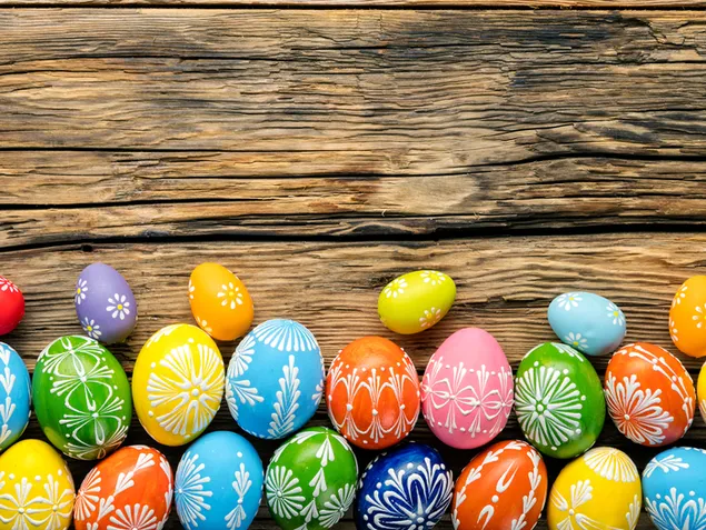 Huevos creados con patrones dibujados en huevos de colores.
