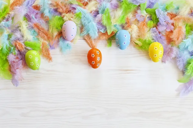 Huevos de pascua de colores vivos con estampado de flores y plumas llamativas