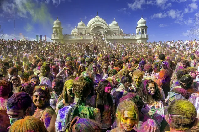 En stor skare af mennesker spiller Holi sammen på templet 2K tapet