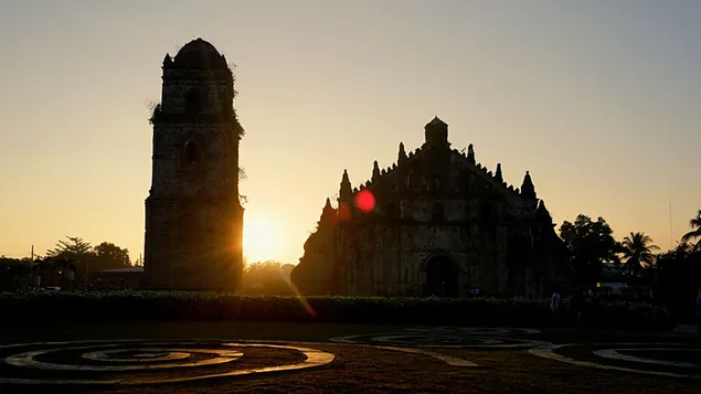 フィリピン、イロコスのPOAY教会の日の出