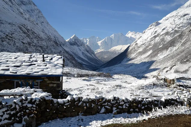 Hütte in den Bergen von Nepal herunterladen