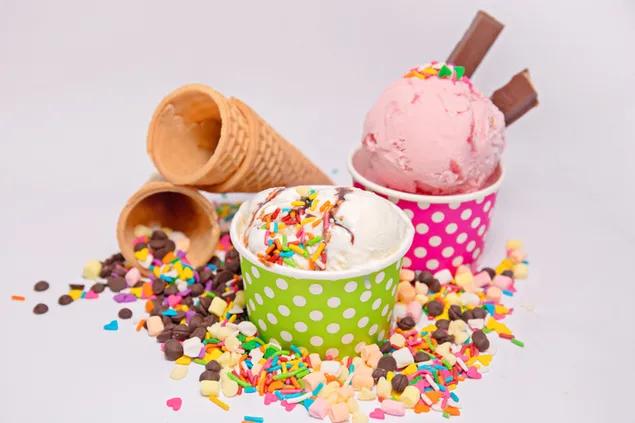 Шпалери Морозиво в чашці та ріжку з начинкою з шоколаду, зефіру та бризок 4K