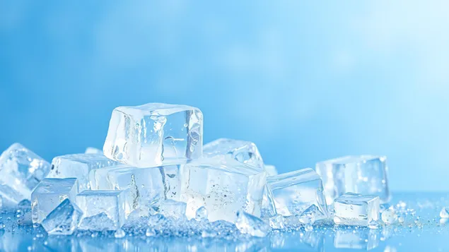 مكعبات ثلج على خلفية زرقاء، وقت الصيف 4K خلفية