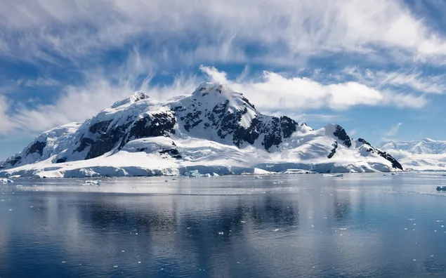 Bewölkter Blick des Eisbergs, der im See reflektiert wird 2K Hintergrundbild
