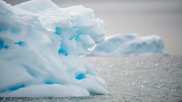 Gunung es di lautan 4K wallpaper