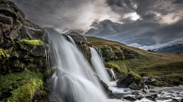Paisaje de cascada de Islandia en colinas rocosas HD fondo de pantalla