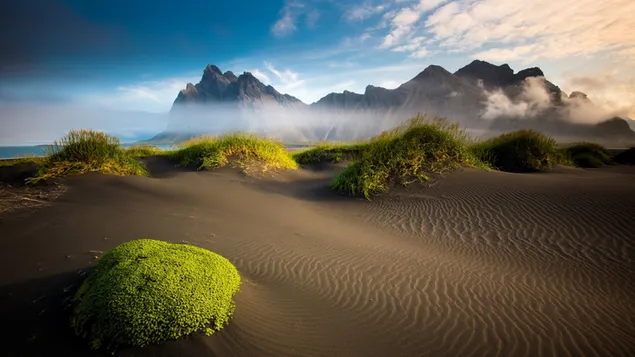 IJslandse natuur met rotsachtige heuvels en woestijnlandschap 4K achtergrond