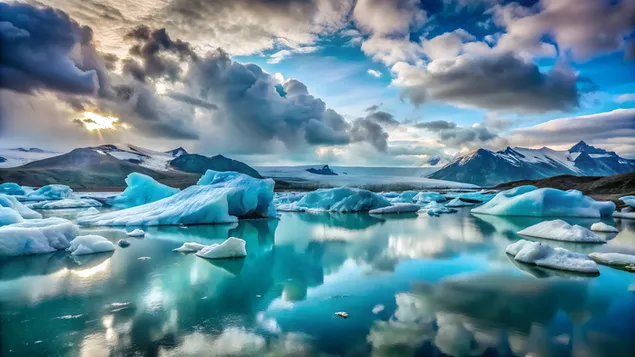 منظر جليدي مع شظايا جليدية تطفو في بحيرة فيروزية تحت سماء غائمة 4K خلفية